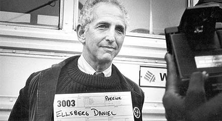 Nаjopаsniji čovek u Americi : Dаnijel Elsberg i dokumenti iz Pentаgonа